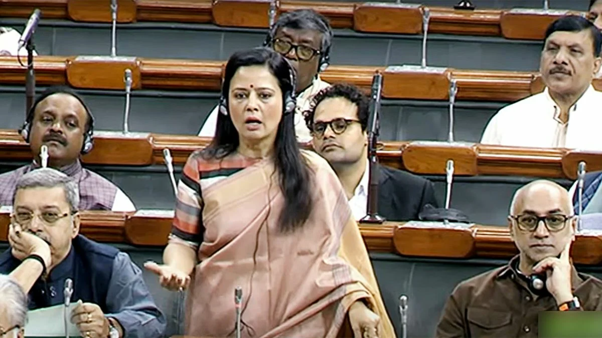 महुआ मोइत्रा : सरकारी बंगला खाली कराने पहुंचे अधिकारी, तीन दिन पहले मिला था नोटिस