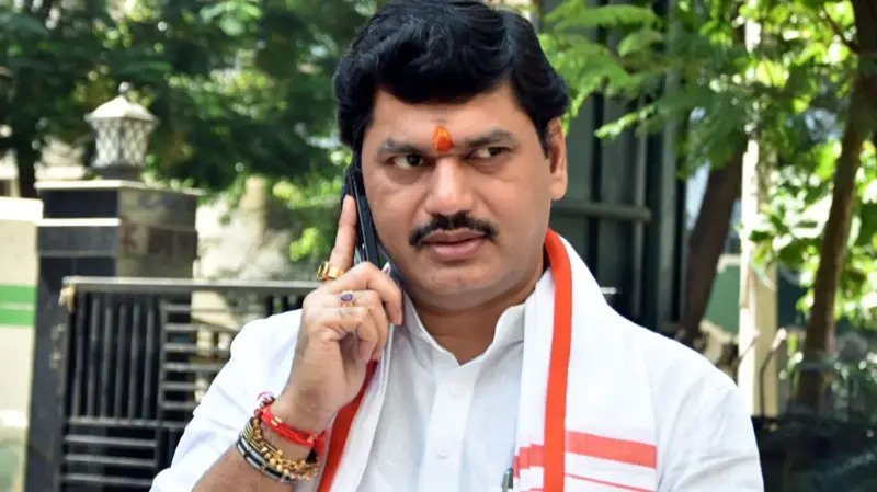 सरपंच की हत्या मामले में महाराष्ट्र के मंत्री ने दिया इस्तीफ़ा