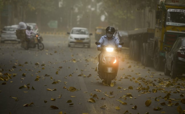राजधानी में सुबह दिखी धुंध की चादर, बारिश के बाद मौजूद नमी को बताया जा रहा कारण