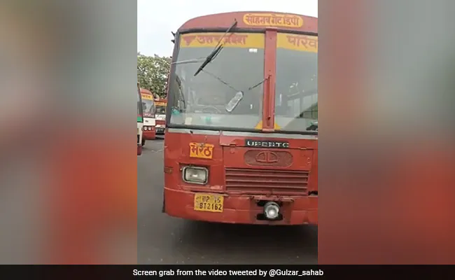 यू पी के बस ड्राइवर ने देसी तरीके से ‘वाइपर’ का किया जुगाड़ 