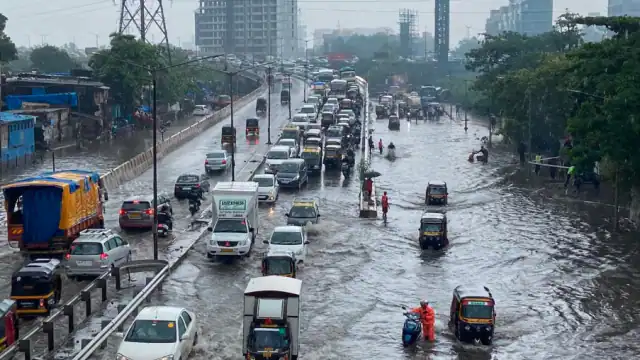 इस वायुमण्डलीय घटना के कारण हो रही है दिल्ली में भारी बारिश
