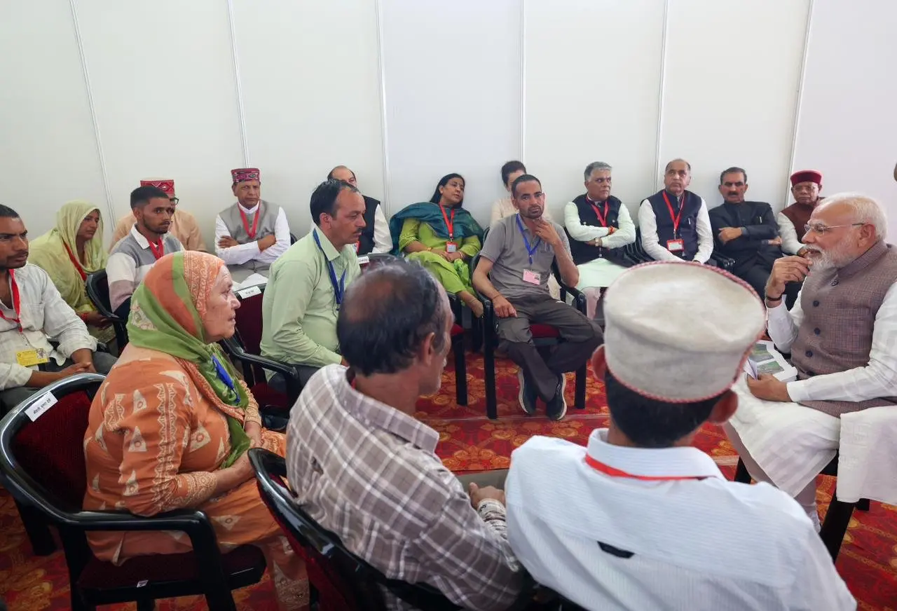 प्रधानमंत्री मोदी हिमाचल प्रदेश में लोगों से मिल रहे हैं और आपदा प्रबंधन के सिलसिले में 1500 करोड़ की योजना का ऐलान किया