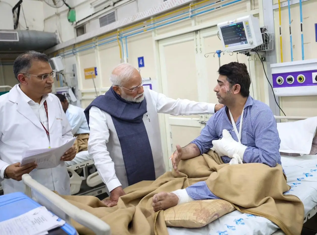 भूटान से लौटते ही अस्पताल पहुँचे पीएम मोदी, मरीजों का हाल जाना