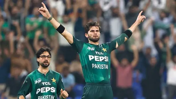 shaeen shah afridi wearing pakistani cricket dress in asia cup match vs srilanka