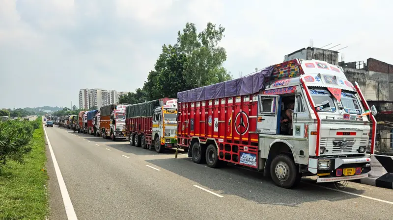 apple loaded truck on NH